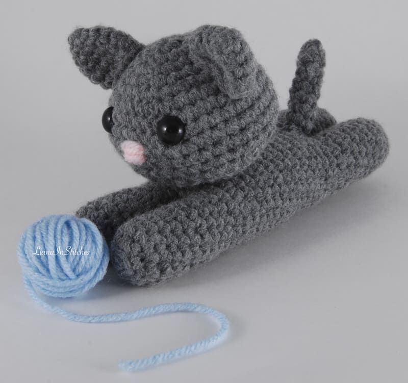 Crochet cat toy with yarn ball